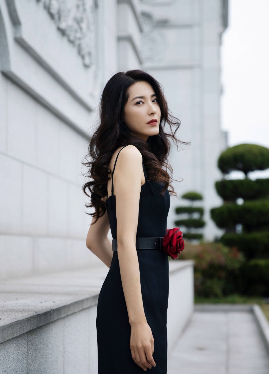 娱乐圈奇女子曾黎走红毯当众脱鞋颜值比名气高偏爱丑男影帝