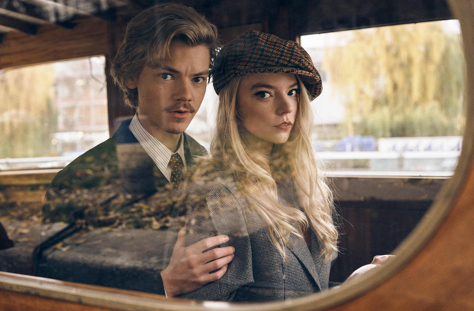 早了个安~ 《后翼弃兵》开播一周年了,这一年真是拿奖拿到手软