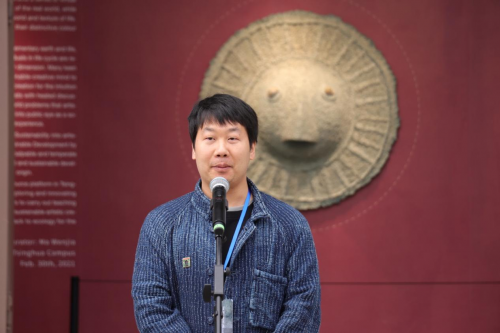 清华大学美术学院党委副书记,展览学术主持李鹤