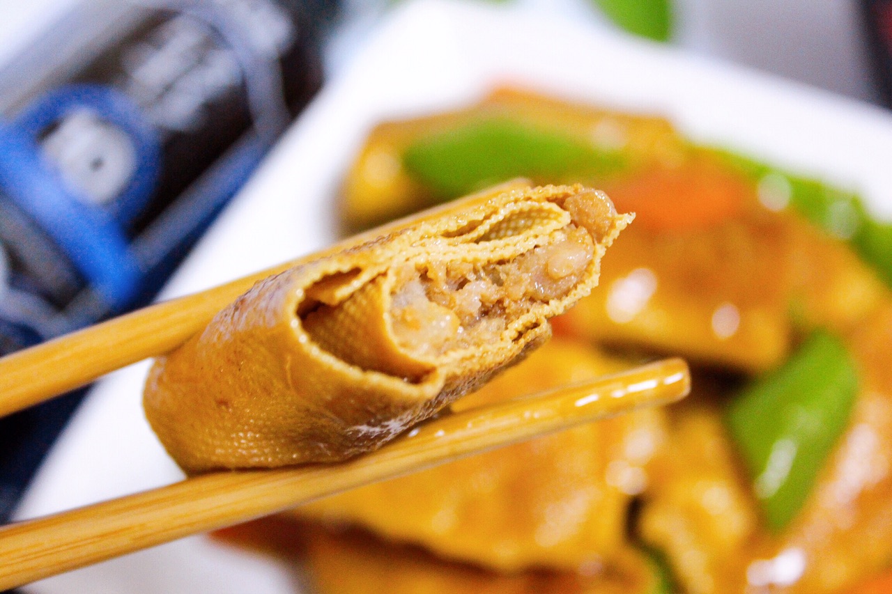 一张豆腐皮半斤五花肉在家做豆皮肉卷好吃又营养