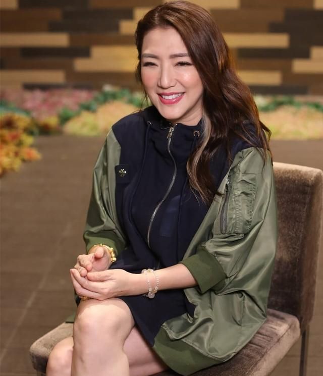 与黄日华约会传绯闻关宝慧称将来的事无法知道缘分看上天安排