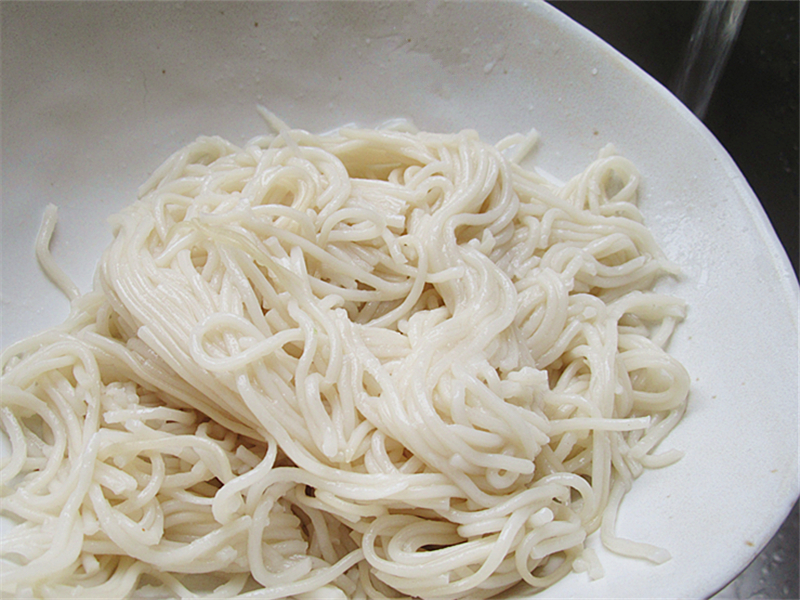 剩面条的绝佳吃法搭配蛋液摊饼层层相间口感一级棒