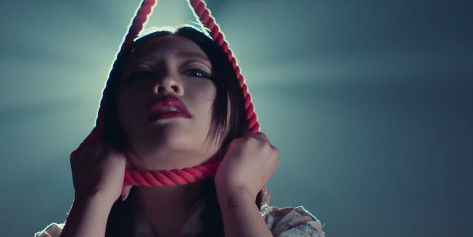 击垮了她,男仆也不再将她视作"完美",在万念俱灰下,她选择了上吊自尽