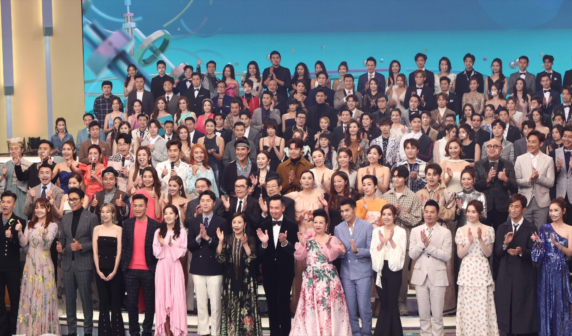 说明他(她)的地位更重要更被重视,而今次的大合照站位又有哪些不同呢?