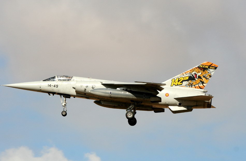 法兰西之翼:担任低空低速下的地面支援任务的幻影f1|幻影|战斗机|低速