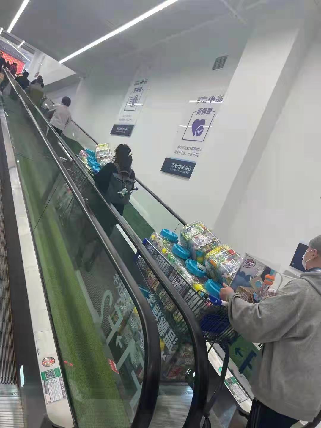 顶风作案？家乐福怒曝被“二选一”潜规则：会员店首日开业部分货架被搬空休闲区蓝鸢梦想 - Www.slyday.coM