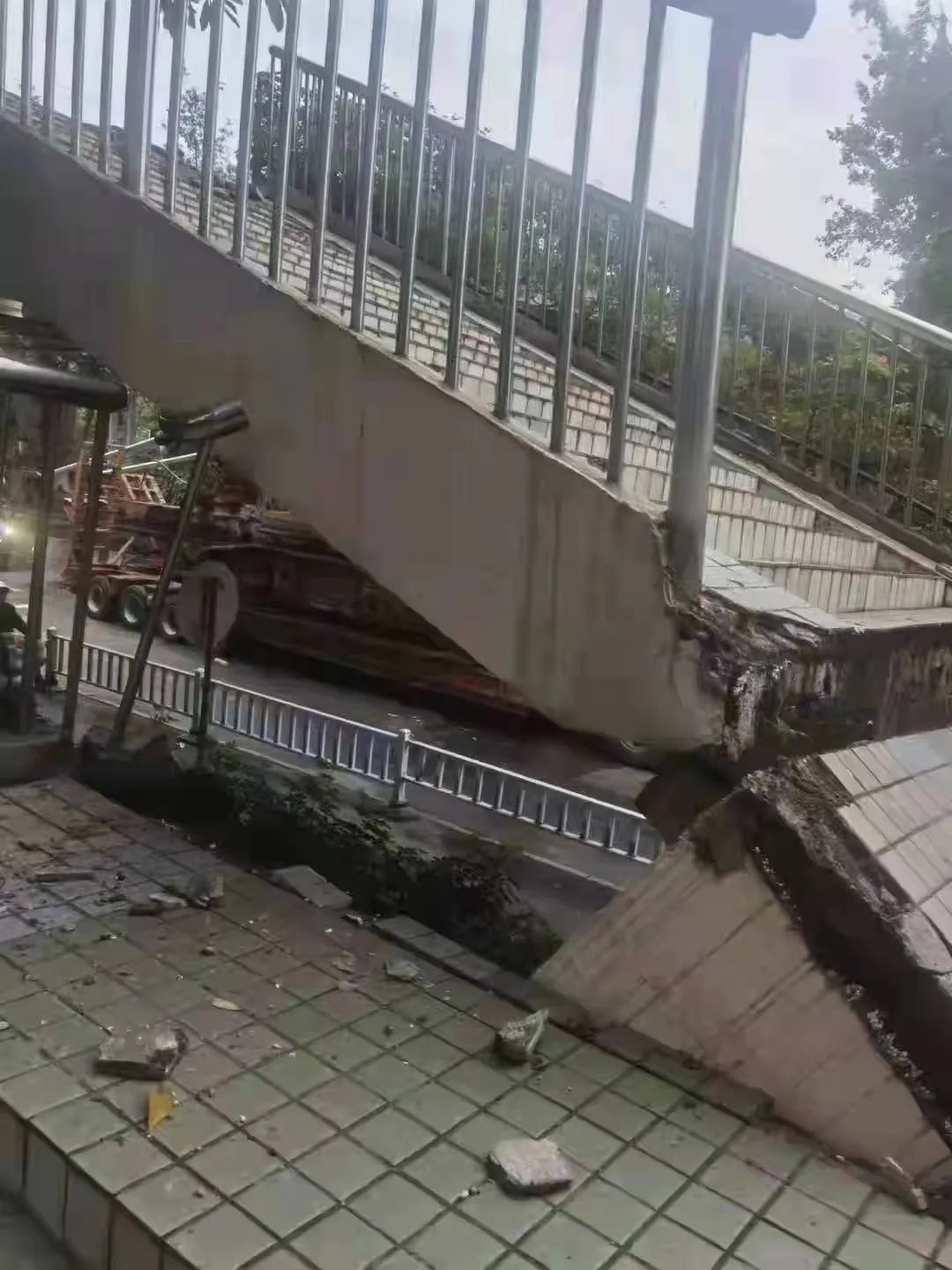 警方通报来了！南宁竹溪大道一过街天桥被工程车撞击，部分发生坍塌休闲区蓝鸢梦想 - Www.slyday.coM