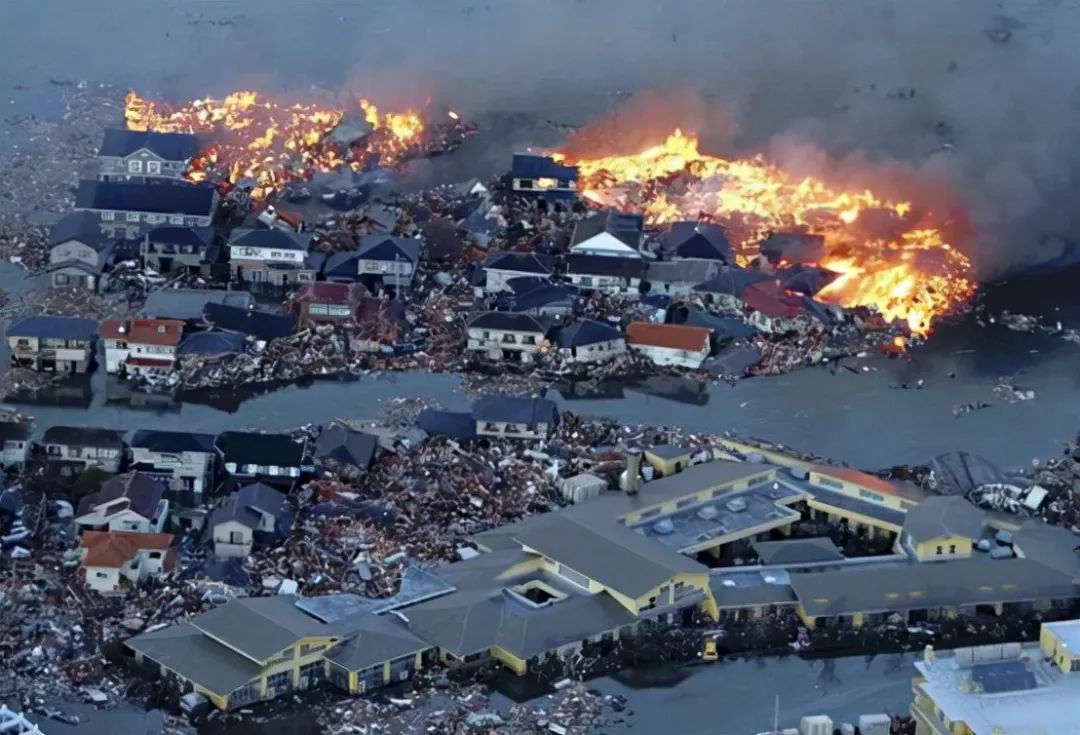 日本大地震 倒计时 熊本阿苏山突然喷发 浓烟直冲3500米高 日本 日本人 火山 新浪新闻