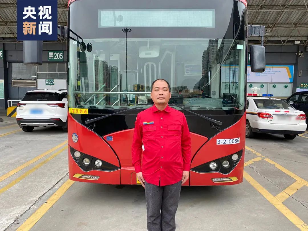 停车飞身救下跳桥母子，这位公交司机的经历被“曝光”了休闲区蓝鸢梦想 - Www.slyday.coM