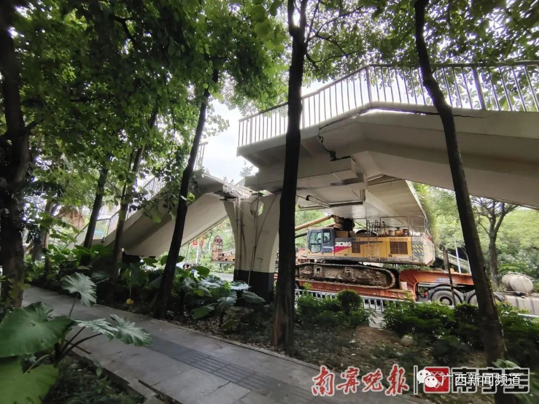 警方通报来了！南宁竹溪大道一过街天桥被工程车撞击，部分发生坍塌休闲区蓝鸢梦想 - Www.slyday.coM