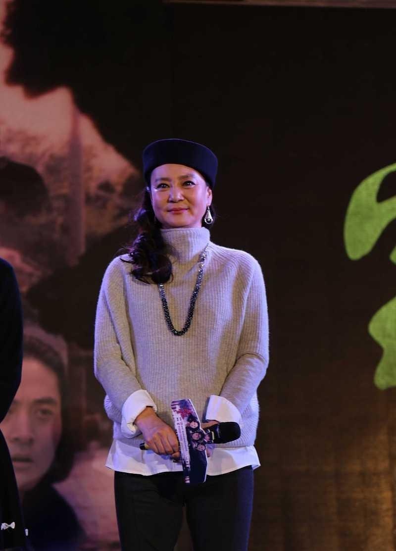 刘雪华素颜出镜上节目驼背瘪嘴展示真实容颜是61岁老奶奶