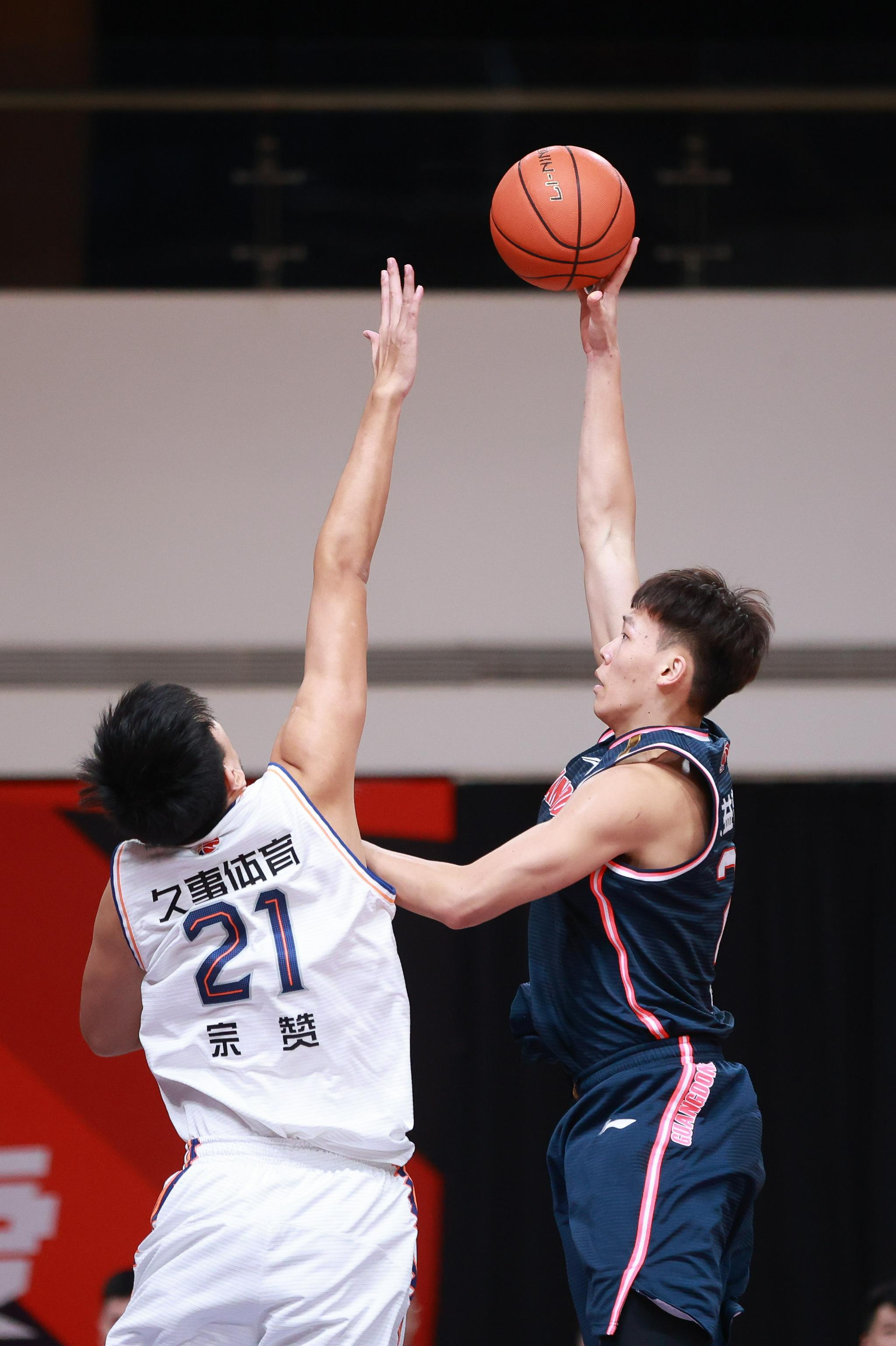 10月24日,广东东莞大益队球员张昊(右)在比赛中投篮.