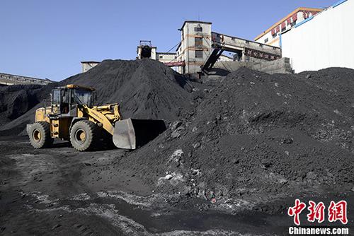 山西一座矿井生产出大量的煤炭。(资料图片) 中新社记者 韦亮 摄