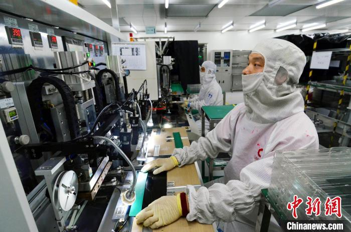 蚌埠国显液晶模组生产车间，设备操作员正在进行液晶面板与线路板压接 蚌埠市委宣传部供图