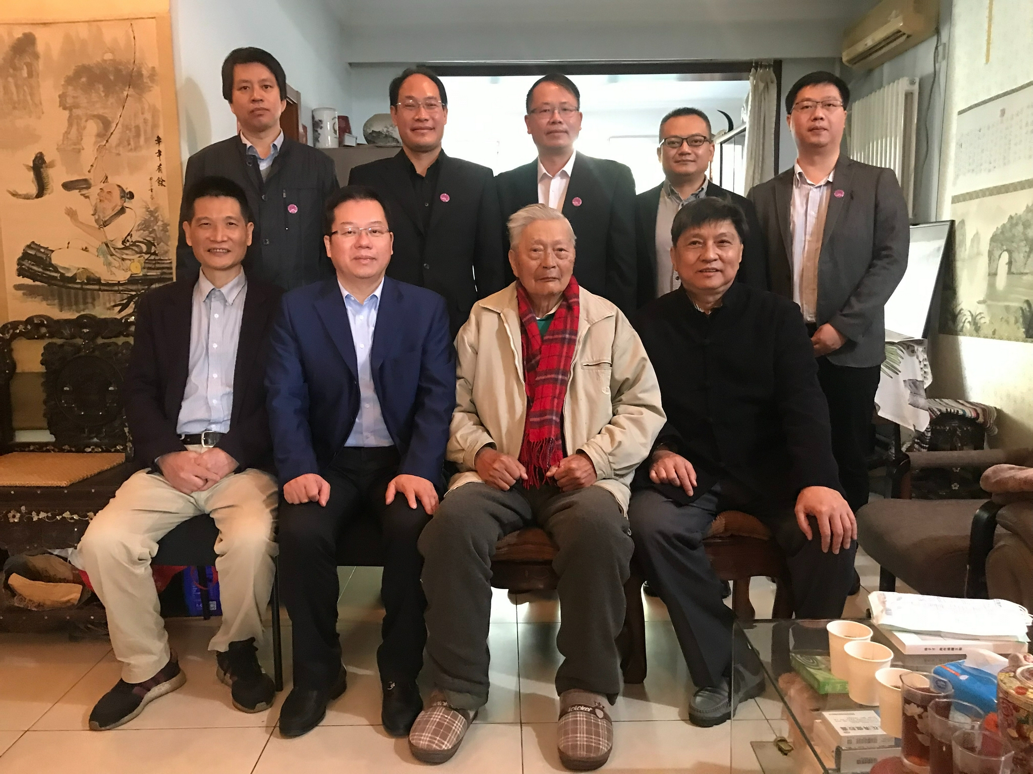 91岁“新闻老兵”携家人捐171件（套）文物史料休闲区蓝鸢梦想 - Www.slyday.coM