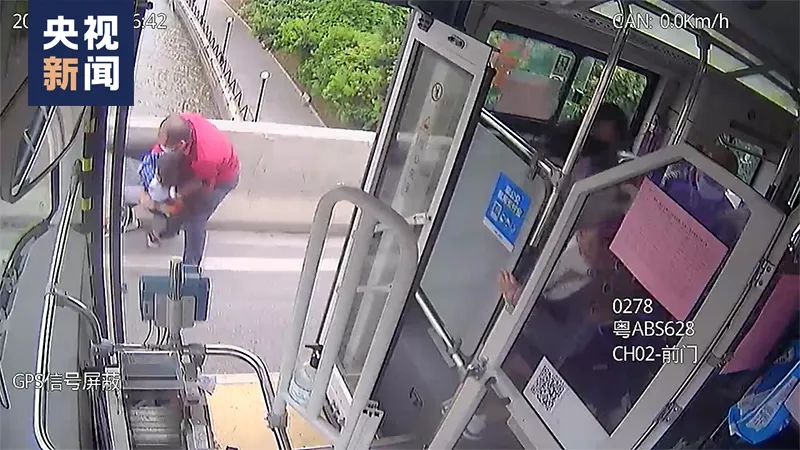 停车飞身救下跳桥母子，这位公交司机的经历被“曝光”了休闲区蓝鸢梦想 - Www.slyday.coM