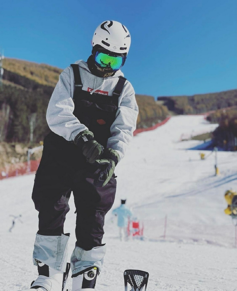 王源晒空中定格滑雪照全副武装帅气满格