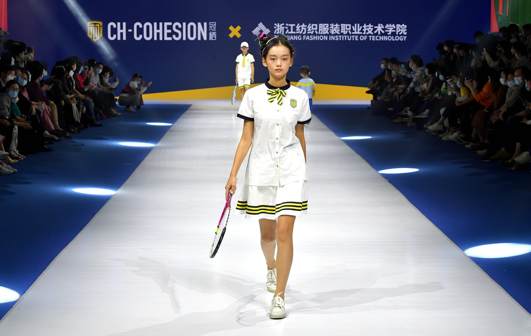 校企合作打造"中国新校服" 中小学生校服发布会演绎校服新趋势