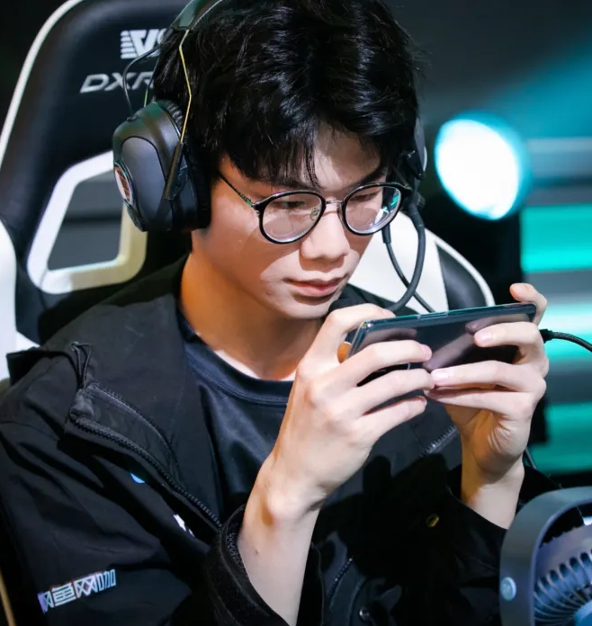 一人灭3队这个男人太强了