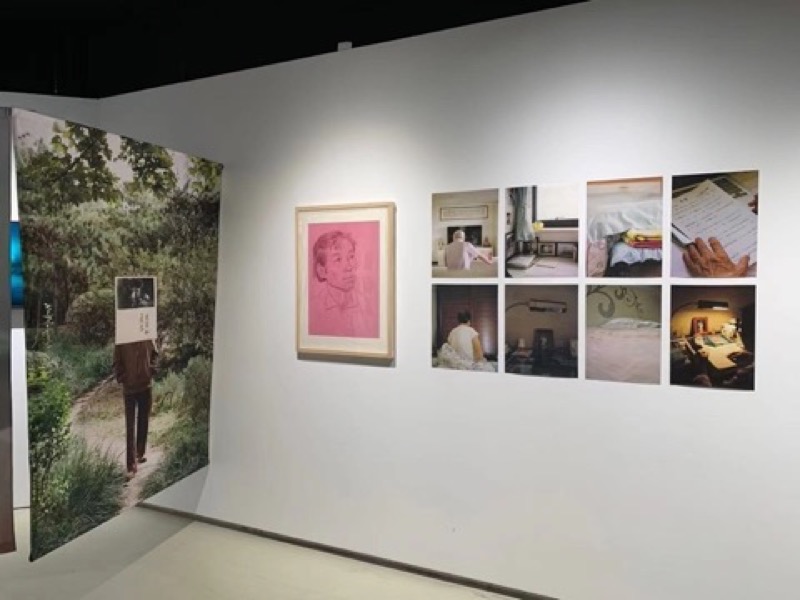 展览现场，汪滢滢的父亲给她妈妈画的素描，以及父母相似却无交集的晚年生活