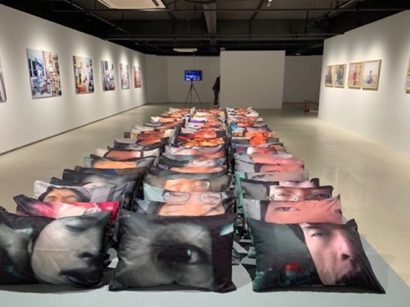 展览现场，易连作品《痴人集-消失的脸》，装置，2021