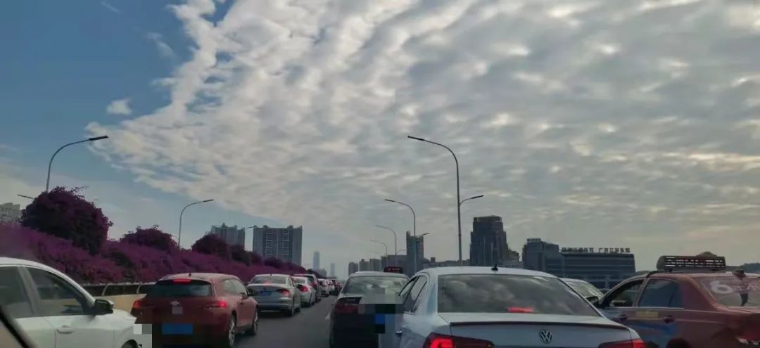 警方通报来了！南宁竹溪大道一过街天桥被工程车撞击，部分发生坍塌休闲区蓝鸢梦想 - Www.slyday.coM