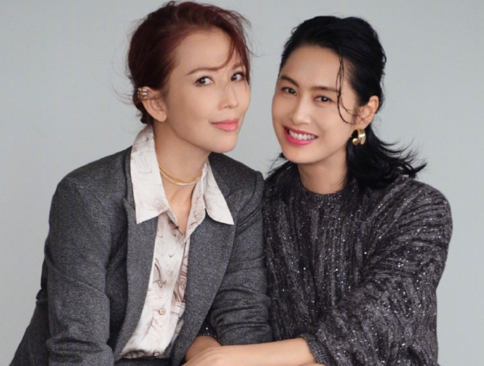 黄贯中晒照为老婆庆生,朱茵素颜出镜状态好,两人撅嘴亲吻好甜蜜