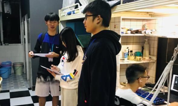 河北一高校再现嚣张查寝,“花臂男”态度豪横,看见黑衣男却跑了休闲区蓝鸢梦想 - Www.slyday.coM 河北一高校再现嚣张查寝,“花臂男”态度豪横,看见黑衣男却跑了休闲区蓝鸢梦想 - Www.slyday.coM