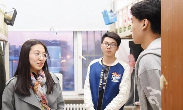 河北一高校再现嚣张查寝,“花臂男”态度豪横,看见黑衣男却跑了休闲区蓝鸢梦想 - Www.slyday.coM 河北一高校再现嚣张查寝,“花臂男”态度豪横,看见黑衣男却跑了休闲区蓝鸢梦想 - Www.slyday.coM