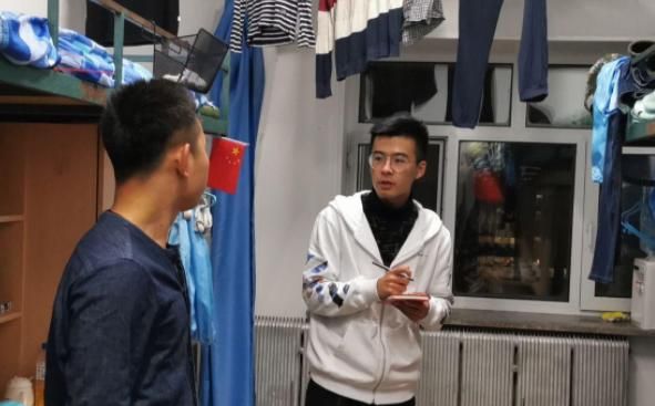 河北一高校再现嚣张查寝,“花臂男”态度豪横,看见黑衣男却跑了休闲区蓝鸢梦想 - Www.slyday.coM 河北一高校再现嚣张查寝,“花臂男”态度豪横,看见黑衣男却跑了休闲区蓝鸢梦想 - Www.slyday.coM