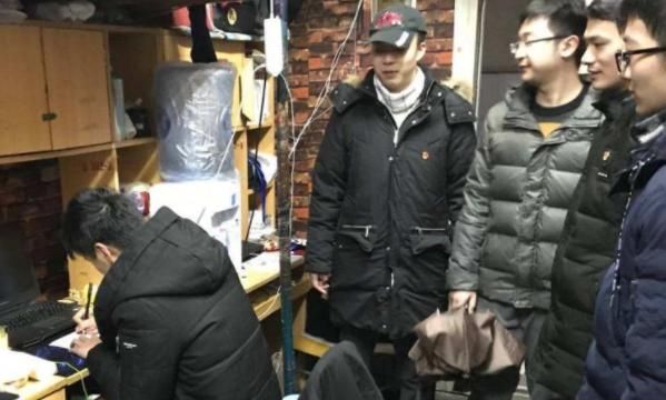 河北一高校再现嚣张查寝,“花臂男”态度豪横,看见黑衣男却跑了休闲区蓝鸢梦想 - Www.slyday.coM 河北一高校再现嚣张查寝,“花臂男”态度豪横,看见黑衣男却跑了休闲区蓝鸢梦想 - Www.slyday.coM