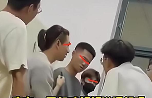 河北一高校再现嚣张查寝,“花臂男”态度豪横,看见黑衣男却跑了休闲区蓝鸢梦想 - Www.slyday.coM 河北一高校再现嚣张查寝,“花臂男”态度豪横,看见黑衣男却跑了休闲区蓝鸢梦想 - Www.slyday.coM