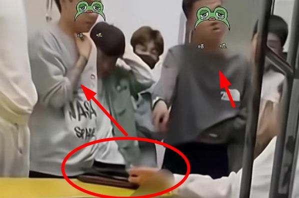 河北一高校再现嚣张查寝,“花臂男”态度豪横,看见黑衣男却跑了休闲区蓝鸢梦想 - Www.slyday.coM 河北一高校再现嚣张查寝,“花臂男”态度豪横,看见黑衣男却跑了休闲区蓝鸢梦想 - Www.slyday.coM