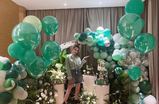 李沁晒生日美照白衬衫配牛仔裙大秀美腿妆容精致超漂亮