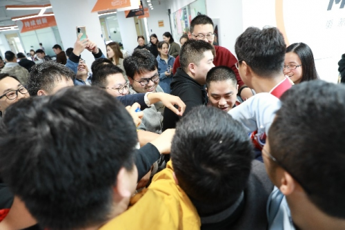 平时少言沉稳的程序员华丽蜕变型男麻豆,吸引了全公司的强势围观,现场