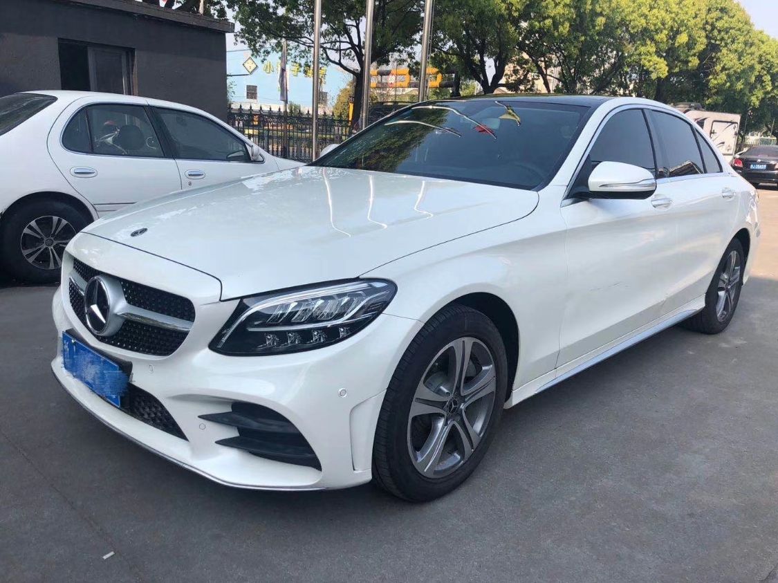 女车主40万买奔驰全新c级, 新车上高速漏油,4s店:先拆车检测