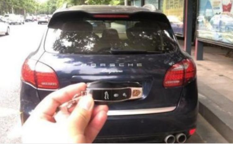 男子8万买泡水保时捷，人人都说买亏了，车主：至少赚5万休闲区蓝鸢梦想 - Www.slyday.coM