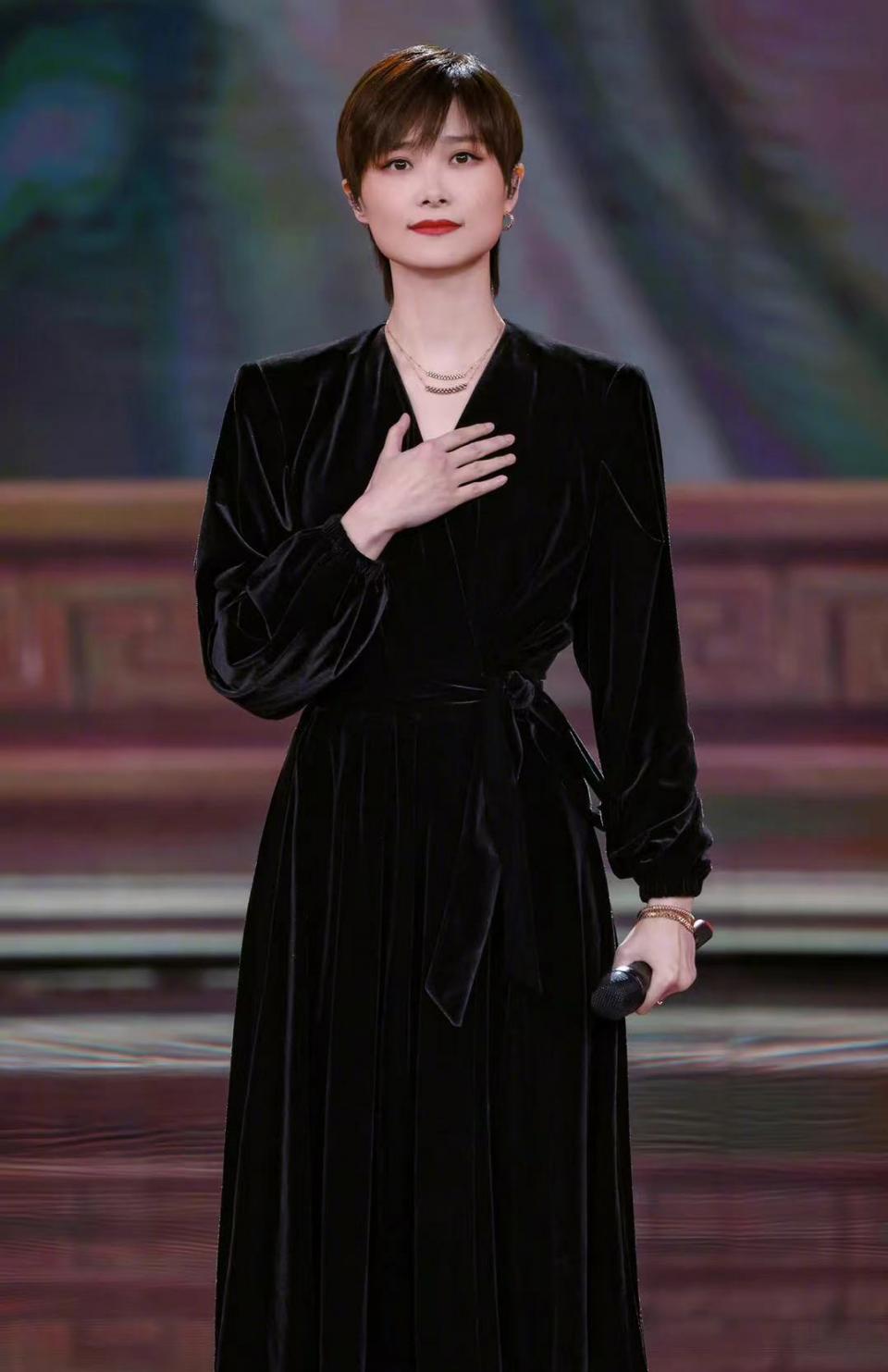 李宇春身穿黑色连衣裙,端庄优雅,气质不一般|李宇春|气质|黑色系_新浪