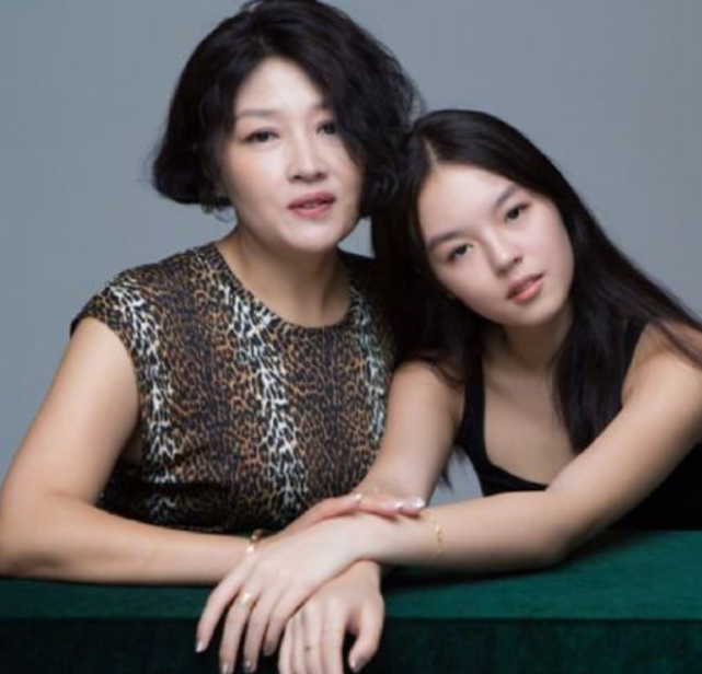 李咏逝世三周年,妻子哈文仅一个字悼念,女儿法图麦尚未发声休闲区蓝鸢梦想 - Www.slyday.coM 李咏逝世三周年,妻子哈文仅一个字悼念,女儿法图麦尚未发声休闲区蓝鸢梦想 - Www.slyday.coM