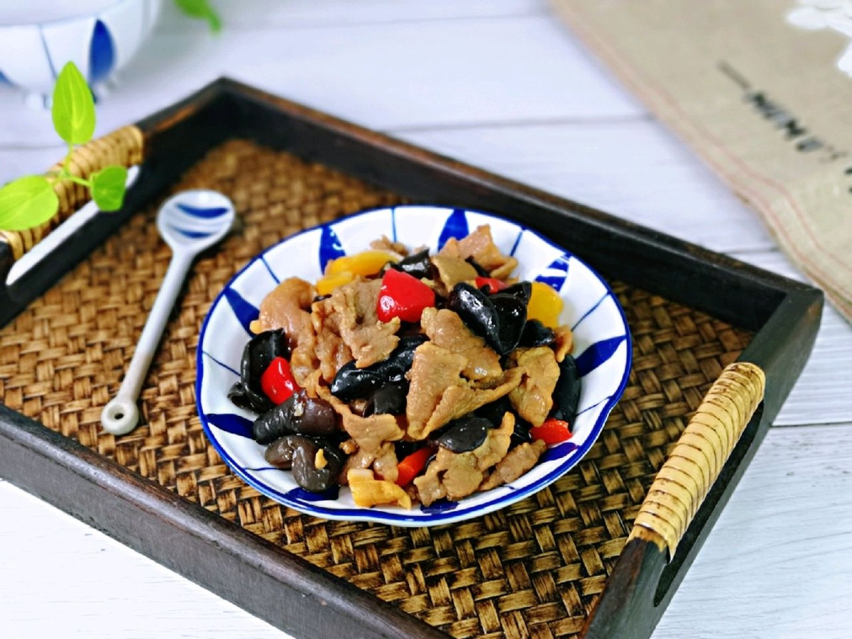 不放一滴辣椒油也好吃,真正的快手菜,好吃的彩椒木耳炒牛肉来了|木耳