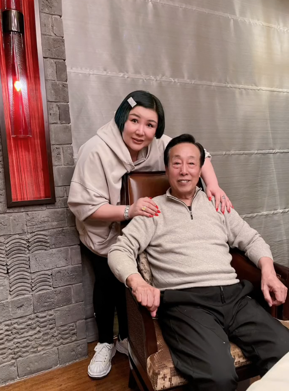 王慧和郭德纲看望恩师弯腰合影显尊敬穿情侣装手戴超大钻戒