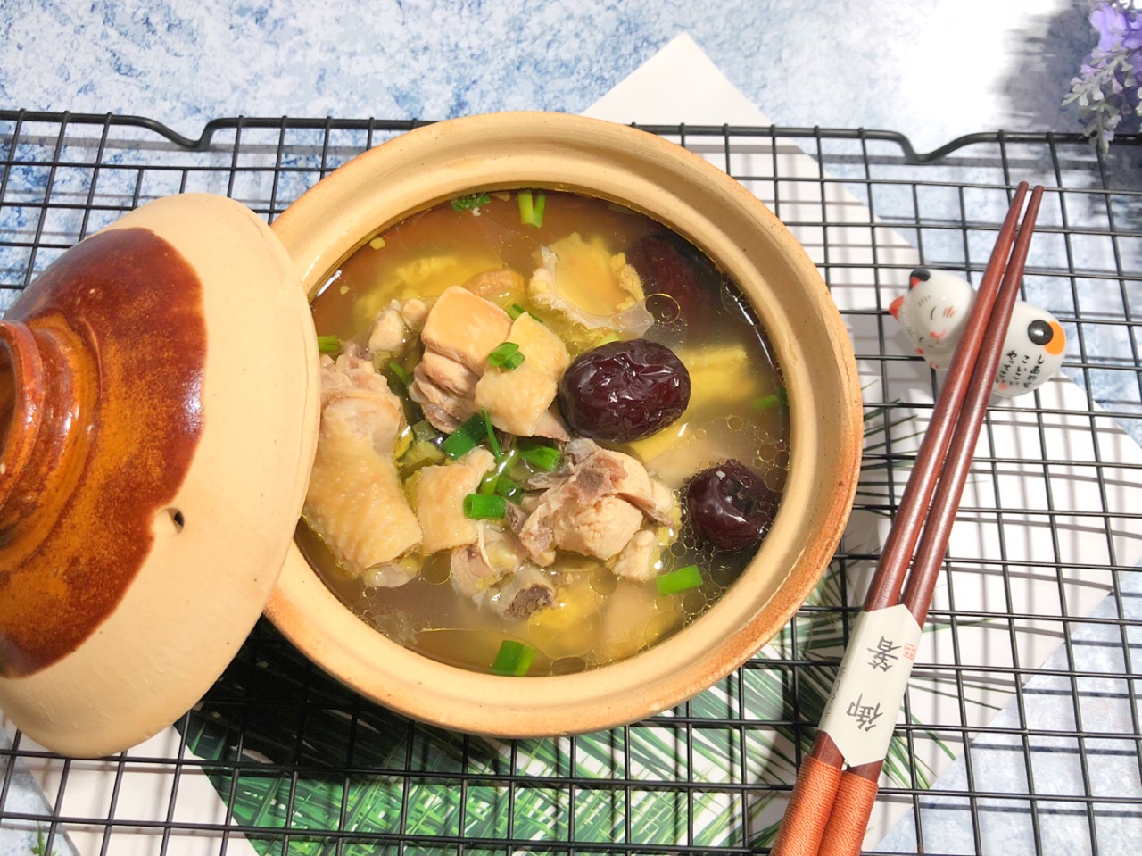 秋季来给家人煲一锅养生鸡汤肉香汤鲜
