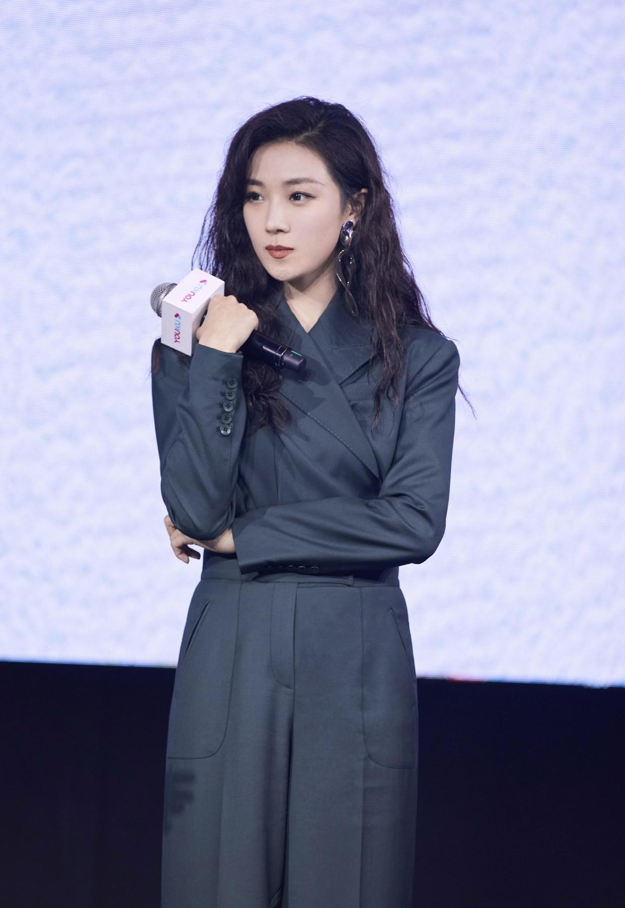 菅纫姿有颜有腰又会穿一袭黑白拼接礼服华丽高贵美得惊艳