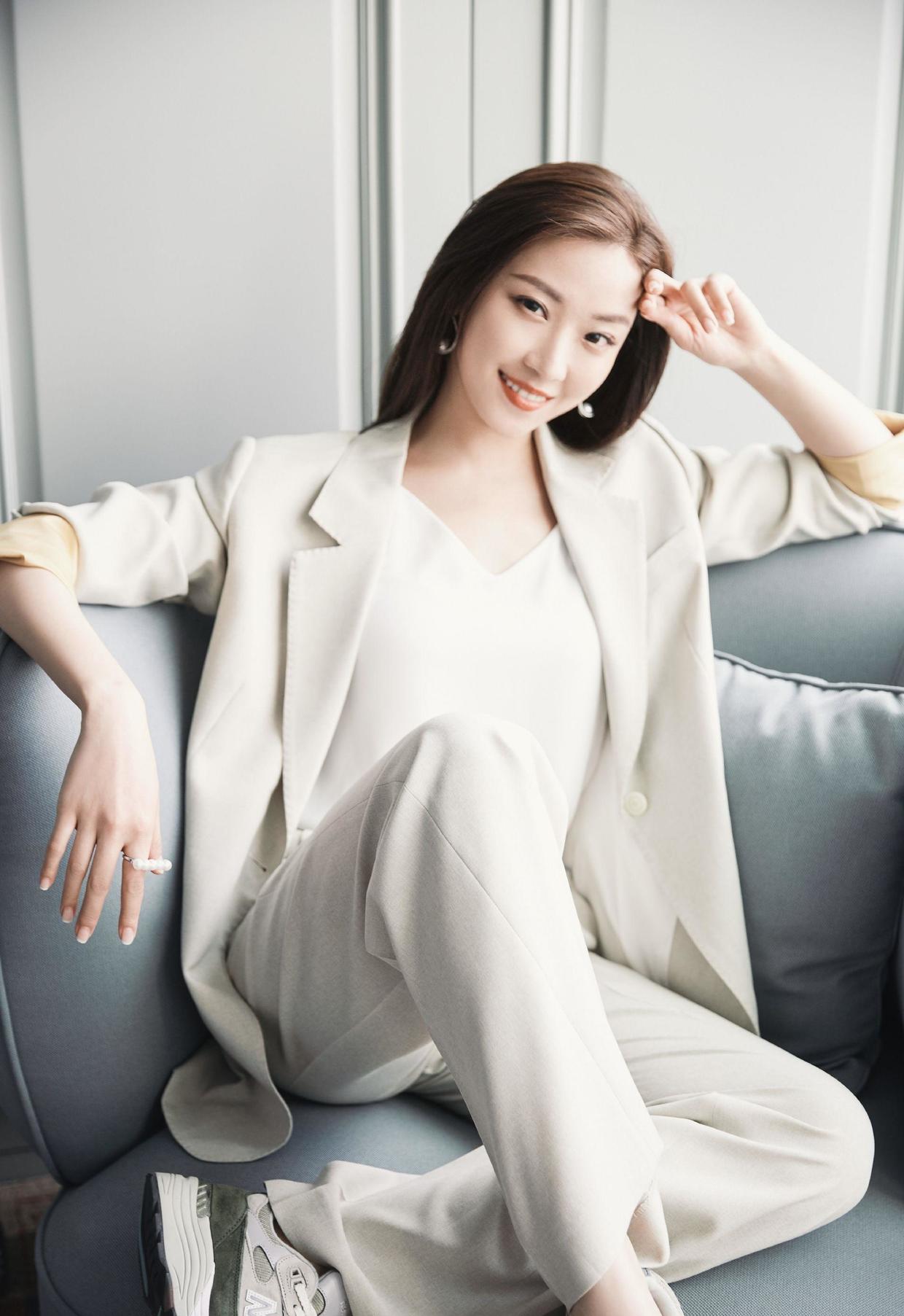 菅纫姿有颜有腰又会穿一袭黑白拼接礼服华丽高贵美得惊艳