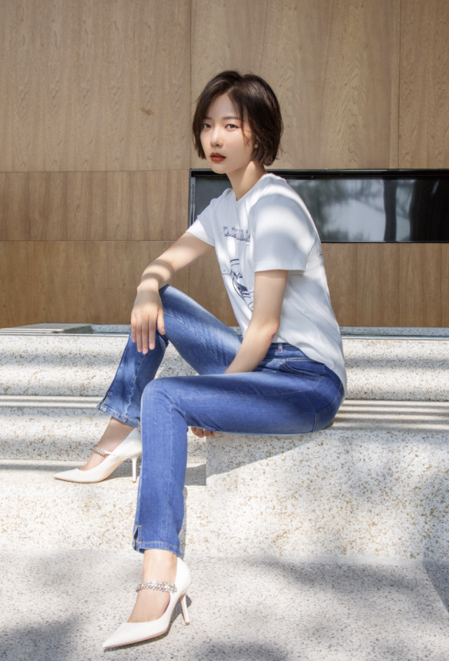 搭配上深蓝色的牛仔裤,修身的紧身裤款式很好地修饰了王珞丹的腿型,脚