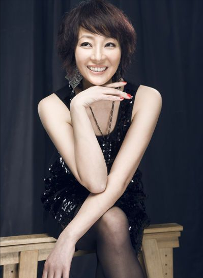 演员马羚晒15万元电费发数十条动态求助维权52岁单身和母亲住