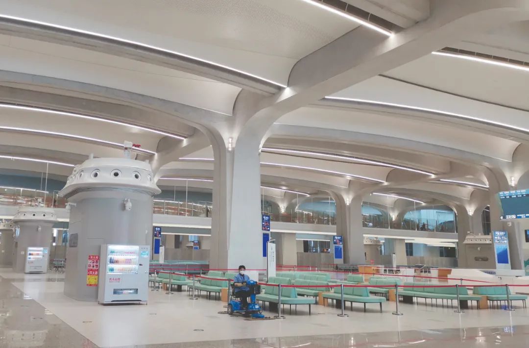 The waiting room of Xiong'an High-speed Railway Station is bright and transparent.Photographer/Intern Reporter Zhang Yixue