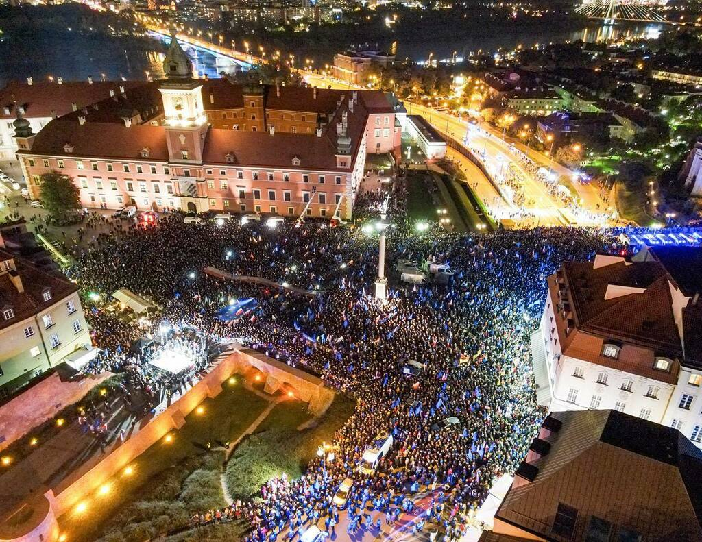 担心脱欧，波兰100多地举行抗议活动高喊“我们不走”。图自社交媒体