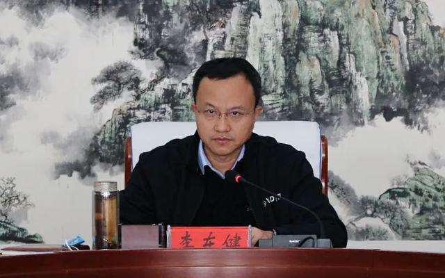 10月24日上午,鸡泽县委书记李东健主持召开疫情防控紧急调度会,县委副