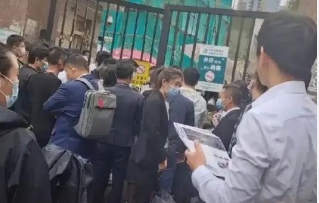 上海房叔抛售93套房产，套现4.5亿？售房是真的，共有110套，市民冒雨抢购，但房东另有其人休闲区蓝鸢梦想 - Www.slyday.coM